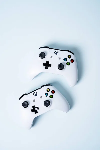 Xbox 游戏板控制器在蓝色柔和背景上的操纵杆 — 图库照片