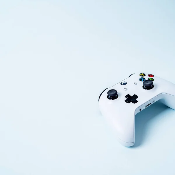 Xbox Gamepad Controlador Joystick Sobre Fondo Pastel Azul Con Espacio —  Fotos de Stock