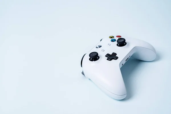 コピー スペースを持つ青のパステル背景に Xbox ゲームパッド コント ローラー ジョイスティック — ストック写真