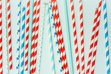 Pastel mavi arka planda içecek için içme pipet yığını