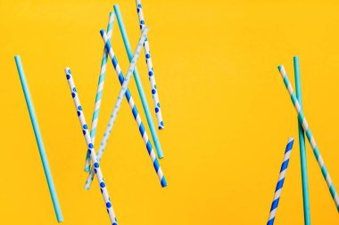 Renkli parlak sarı zemin üzerine payet için içecek içme