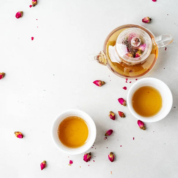 Két Fehér Csészék Átlátszó Teáskanna Gyógynövény Tea Szárított Rózsaszín Rózsa — Stock Fotó