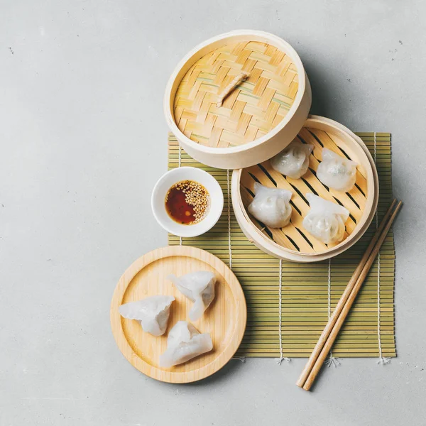 Traditionele Chinese Gestoomde Dumplings Dim Bedragen Har Gow Bamboe Stomer — Stockfoto