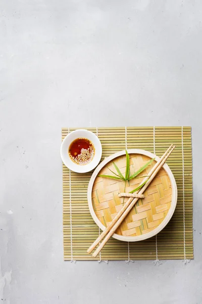 Традиционный Китайский Бамбуковый Пароход Варёных Пельменей Dim Sums Палочками Светлой — стоковое фото