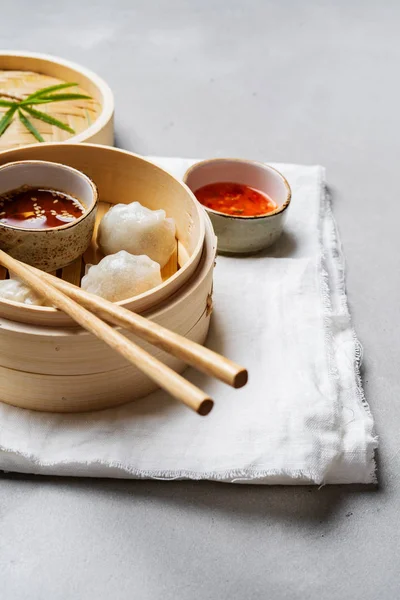 Traditionele Chinese Gestoomde Dumplings Dim Bedragen Har Gow Bamboe Stomer — Stockfoto