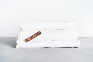 Işık arka planda% 100 keten etiket ile organik keten levha yığını