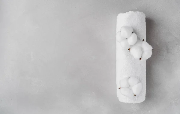 Witte Pluizige Handdoek Gedraaid Roll Met Bloemen Van Natuurlijke Katoen — Stockfoto