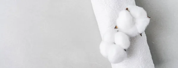 Witte Pluizige Handdoek Gedraaid Roll Met Bloemen Van Natuurlijke Katoen — Stockfoto