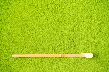Toz yeşil Matcha çay arka plan üzerinde bambu Chashaku kaşık üst görünümü