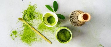 Chasen bambu çırpıcı ile Organik yeşil çay Matcha tozu, hafif arka plan üzerinde demlemek için kase