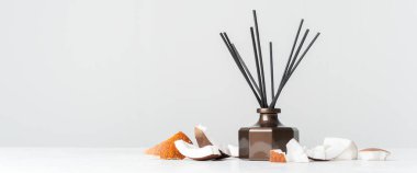 Aroma reed difüzör şişe eve koku rattan sopa ve beyaz arka plan üzerinde taze Hindistan cevizi adet ile 
