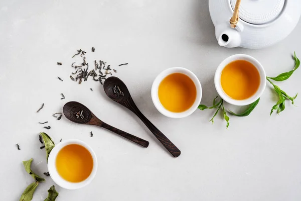Ázsiai Készlet Csésze Teáskanna Zöld Tea Fehér Alapon Zöld Levelekkel — Stock Fotó