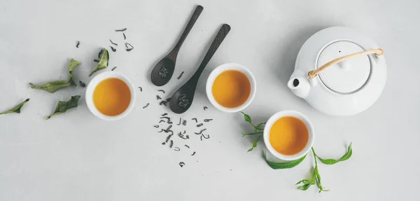 Ázsiai Készlet Csésze Teáskanna Zöld Tea Fehér Alapon Zöld Levelekkel — Stock Fotó