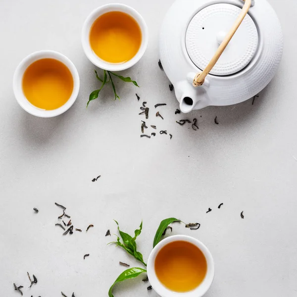 Азиатский Набор Зеленым Чаем Чашки Чайник Белом Фоне Зелеными Листьями — стоковое фото
