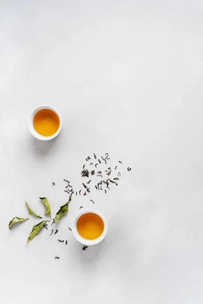 Fehér Csésze Tea Zöld Tea Száraz Levelei Fehér Háttérrel — Stock Fotó