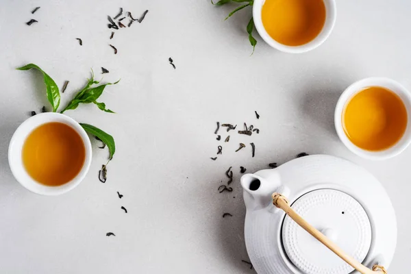 Set Asiático Con Verde Tazas Tetera Sobre Fondo Blanco Con —  Fotos de Stock