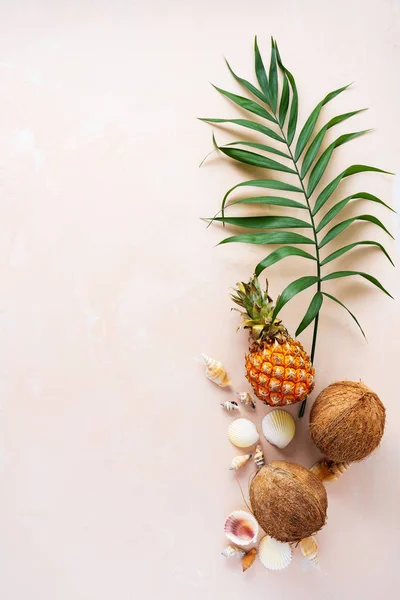 Verse Tropische Kokosnoten Shell Ananas Met Groene Palm Blad Roze — Stockfoto