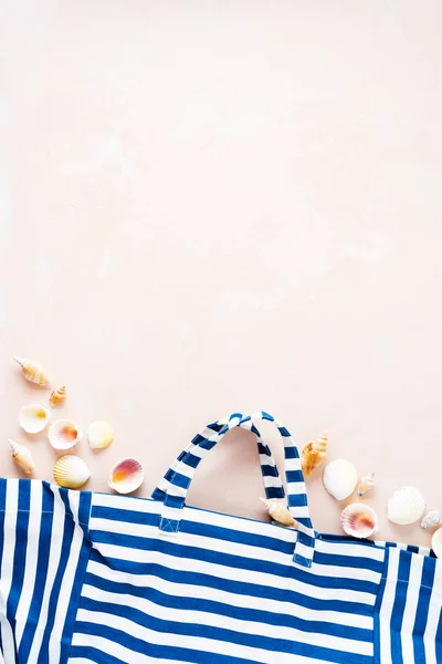 Pembe Pastel Arka Planda Kabukları Ile Çizgili Plaj Çantası — Stok fotoğraf