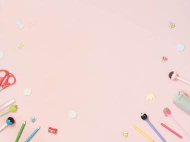 Pastel pembe arka plan, okul konsepti renkli kırtasiye