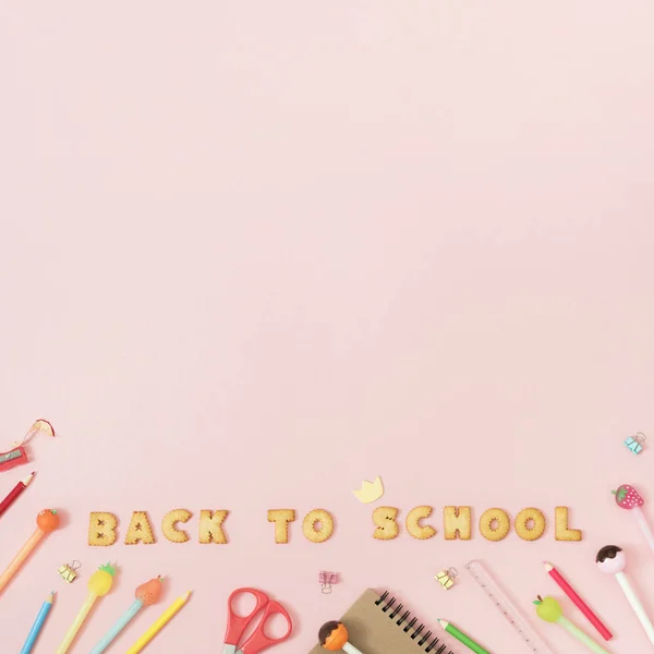 Fundo Colorido Com Letras Back School Feito Cookies Fundo Pastel — Fotografia de Stock