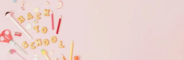 Красочный Фон Надписью Назад Школу Печенья Розовом Пастельном Фоне — стоковое фото