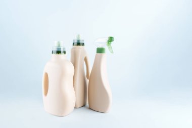 Mavi pastel arka planda temizlik ürünleri şişeleri 