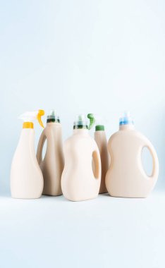 Mavi pastel arka planda temizlik ürünleri şişeleri 