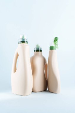 Mavi pastel arka planda temizlik ürünleri şişeleri 