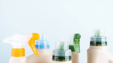 Mavi pastel arka planda temizlik ürünleri şişeleri 
