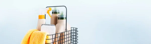 Flaschen Mit Reinigungsprodukten Und Mikrofasertuch Reinigungsschwamm Korb Auf Blauem Pastellgrund — Stockfoto