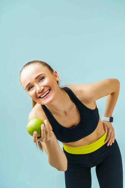 Junge Fröhliche Sportliche Frau Mit Grünem Apfel Auf Türkisfarbenem Hintergrund — Stockfoto