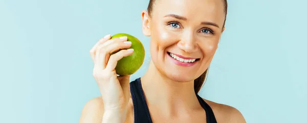Junge Fröhliche Sportliche Frau Mit Grünem Apfel Auf Türkisfarbenem Hintergrund — Stockfoto
