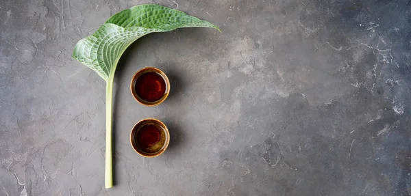 Tazas Tradicionales Japonesas Arcilla Con Hoja Verde Sobre Fondo Gris — Foto de Stock