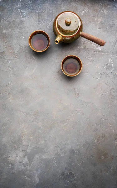 Вид Сверху Традиционного Чаепития Кюсю Боковой Ручкой Двумя Чашками Бетонном — стоковое фото