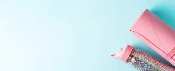 Ροζ Αθλητικό Χαλάκι Και Μπουκάλι Νερού Τιρκουάζ Μπλε Φόντο — Φωτογραφία Αρχείου