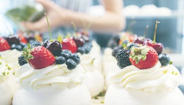 Taze çilek ve krem şanti ile Pavlov kek yakın görünümü