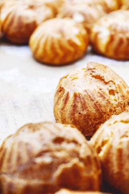 Parşömen üzerinde taze pişmiş profiteroles yakın görünümü