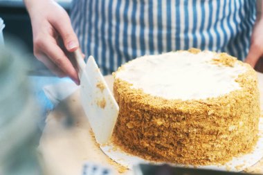 Kırıntıları ile serpme kek yapma kadın pasta şefi nin yakın görünümü