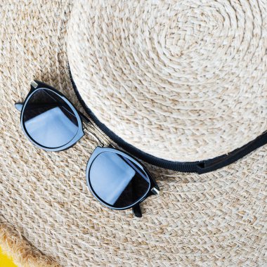 Güneş gözlüğü ile şık hasır hasır şapka yakın görünümü