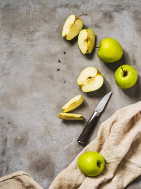 Gri beton arka planda elmalı turta için elma hazırlama üst görünümü