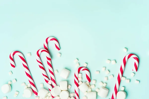 Kırmızı Şeker Bastonlar Turkuaz Arka Planda Marshmallow Yığını — Stok fotoğraf