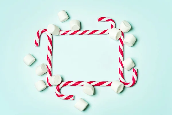 Turkuaz Arka Planda Şeker Kanolar Marshmallow Yapılmış Noel Çerçevesi — Stok fotoğraf