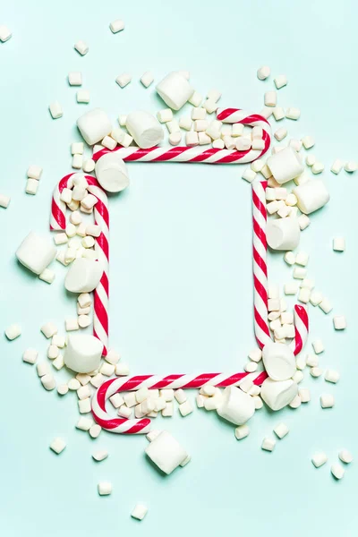 Turkuaz Arka Planda Şeker Kanolar Marshmallow Yapılmış Noel Çerçevesi — Stok fotoğraf