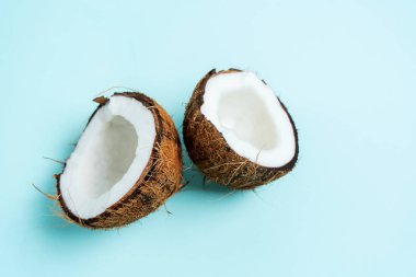 Turkuaz mavi ışık arka plan taze hindistan cevizi yarım