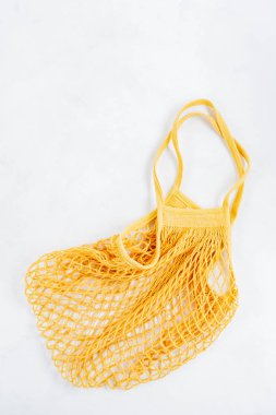 Beyaz arka planda izole sarı örgü çanta