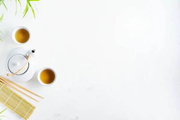 Set Asiático Con Verde Tazas Tetera Sobre Fondo Blanco Con — Foto de Stock