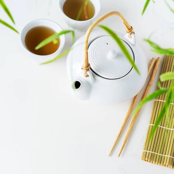 Asijské Sada Zelený Čaj Šálky Konvice Bílém Pozadí Zelenými Listy — Stock fotografie