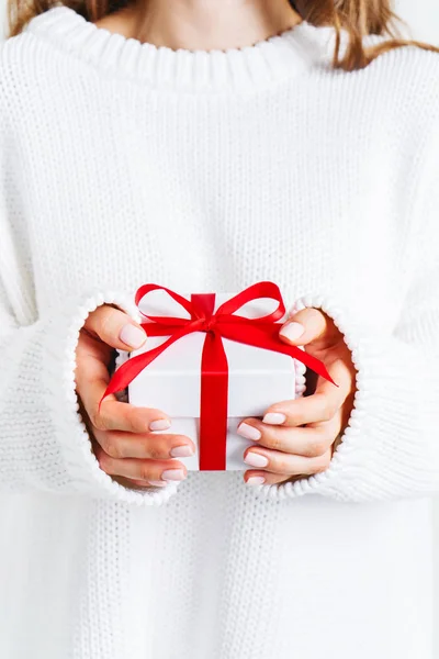Pandangan Dekat Wanita Dalam Sweater Putih Rajutan Memegang Kotak Hadiah — Stok Foto