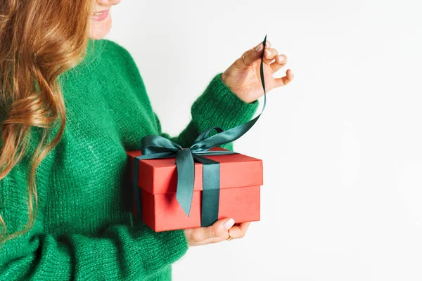 Femme Pull Laine Verte Tenant Cadeau Boîte Cadeau Rouge Avec — Photo