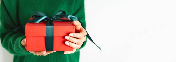 Mujer Suéter Lana Verde Sosteniendo Presente Caja Regalo Roja Con — Foto de Stock